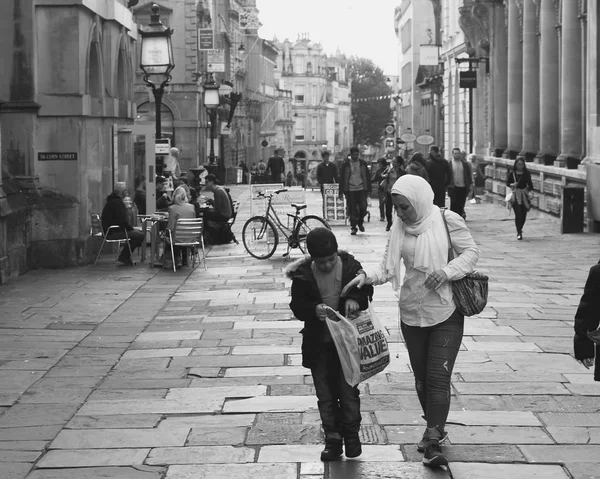 Diversité en Grande-Bretagne, femme avec foulard avec jeune fils sur Cor — Photo