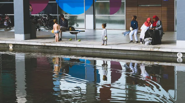 Diversidad en Gran Bretaña, Niños jugando cerca del agua con su par —  Fotos de Stock