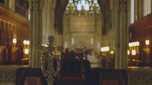 Декоративный крест в церкви — стоковое фото