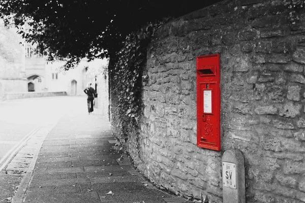 Caja de correos roja aislada construida en una pared —  Fotos de Stock