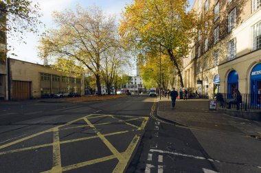 Şarap caddeden aşağı bakıyor