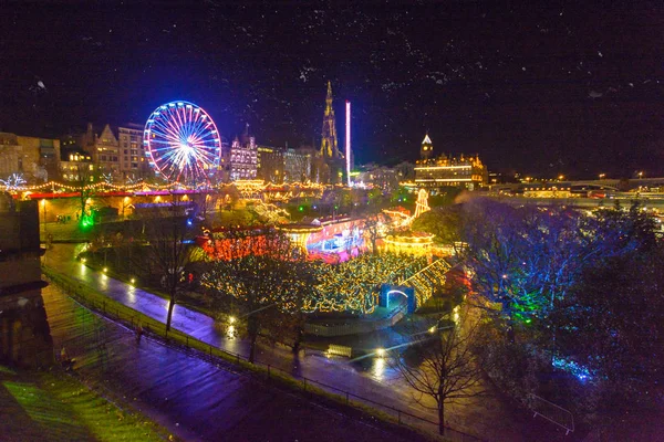 Vista serale sul Mercatino di Natale a Princes Street Gardens Edimburgo — Foto Stock