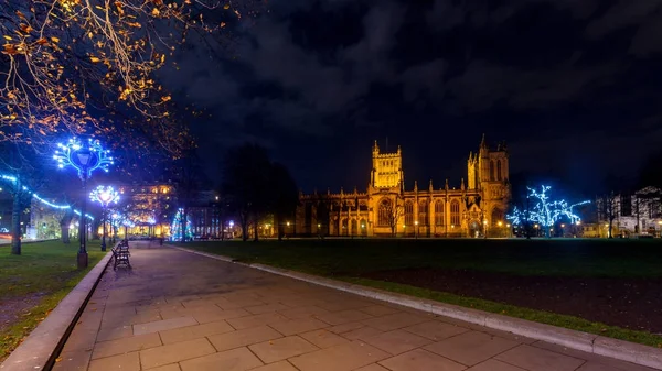 Nacht uitzicht over Collage Green van Bristol kathedraal met Kerstmis — Stockfoto