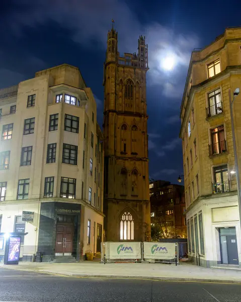 Gece tarafından St Stephens kilise kule — Stok fotoğraf