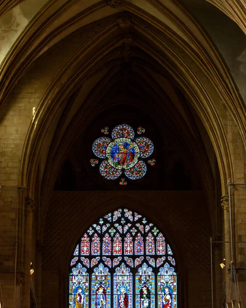 Западное окно с арками, витражи в соборе Линкольна — стоковое фото