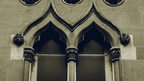 Haut de la vieille fenêtre anglaise avec des colonnes décoratives — Photo