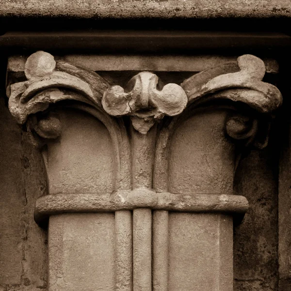 Colonne Capital F façade ouest de la cathédrale de Wells — Photo