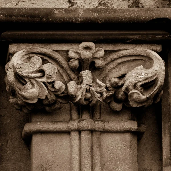 Στήλη κεφαλαίου H δυτική πρόσοψη Πηγάδια στον καθεδρικό ναό του — Φωτογραφία Αρχείου