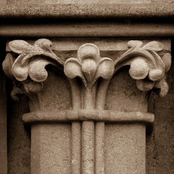 Kolumne Hauptstadt i Westfassade der Brunnen Kathedrale — Stockfoto