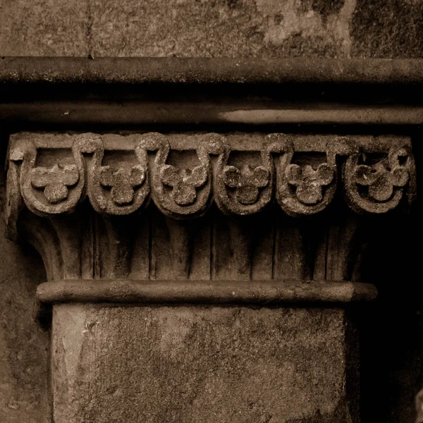 Στήλη κεφαλαίου M δυτική πρόσοψη Πηγάδια στον καθεδρικό ναό του — Φωτογραφία Αρχείου