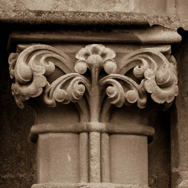 Column Capital Q West Facade of Wells Cathedral — Stock Photo, Image