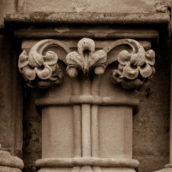 Coluna Capital R Fachada Oeste da Catedral de Wells — Fotografia de Stock