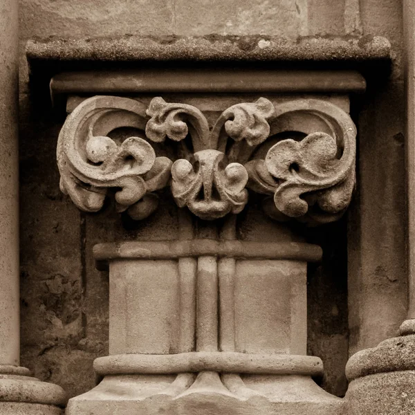 Kolumne Hauptstadt Westfassade der Brunnen Kathedrale — Stockfoto