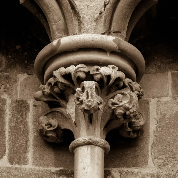 Old English Gothic Column Capital A — Stock Photo, Image