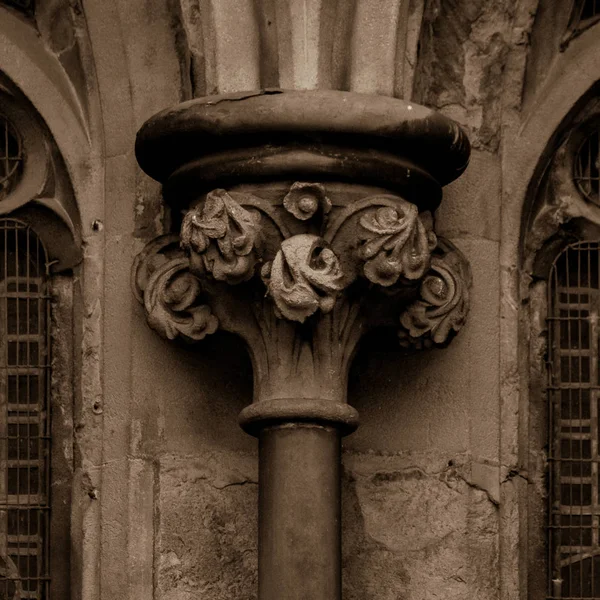 Starý anglický gotický sloupec velké B — Stock fotografie