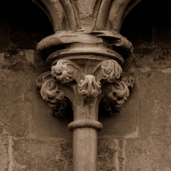 Velho Inglês Gothic Column Capital C — Fotografia de Stock