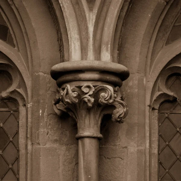 Antigua columna gótica inglesa Capital D — Foto de Stock