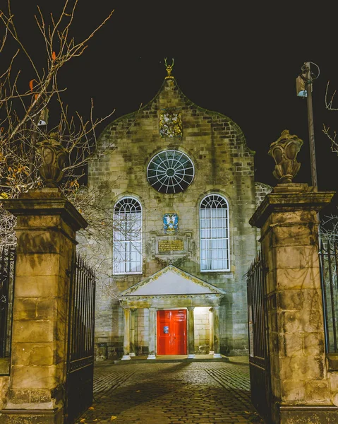 Edinburgh Canongate Kirk à noite Entrada — Fotografia de Stock