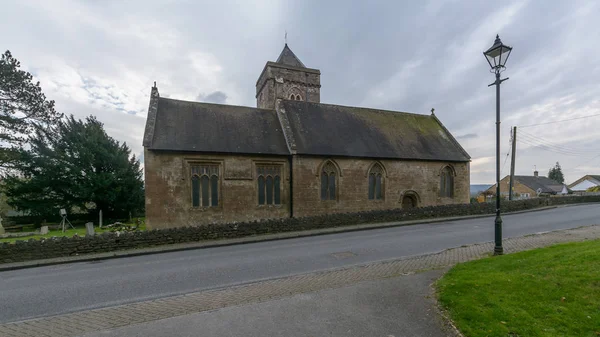 St Peter and St Paul's Church - South Facade Road View — Stock Photo, Image