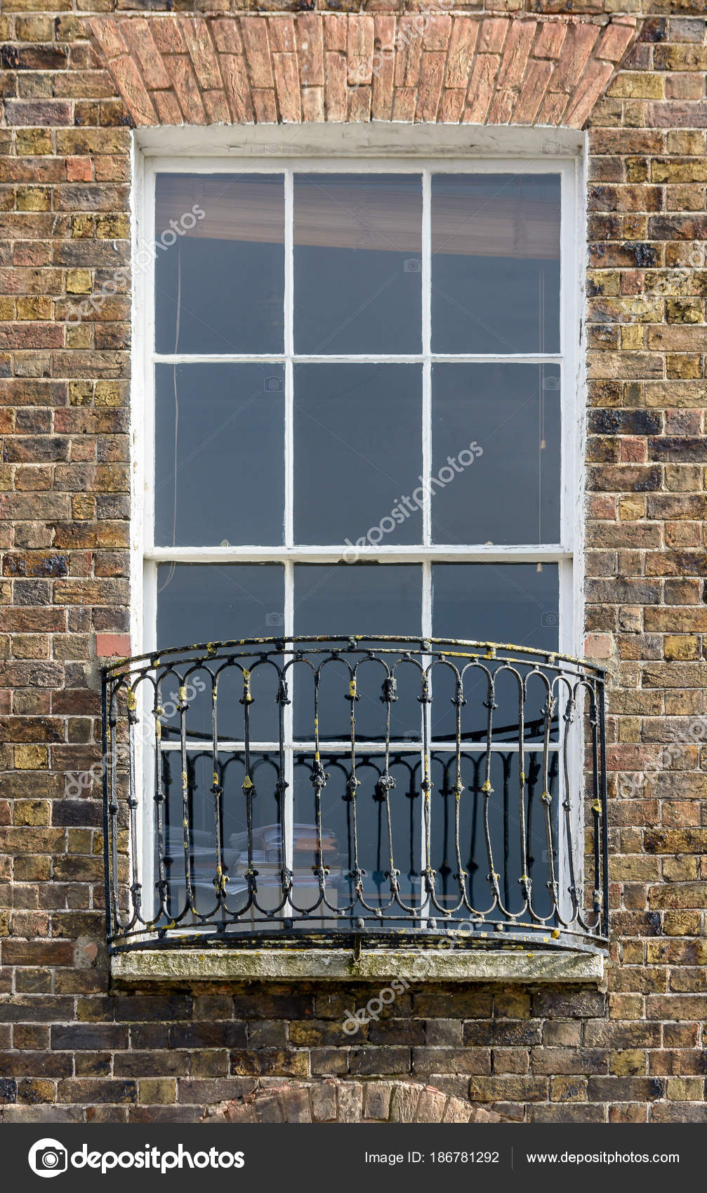 Finestra a ghigliottina vintage con balcone in ferro — foto stock ... Finestre a ghigliottina