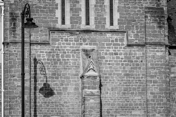 Schaduw van een lantaarnpaal op oude muur gebouw — Stockfoto