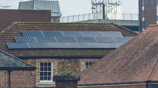 Painéis solares em telhados ingleses — Fotografia de Stock