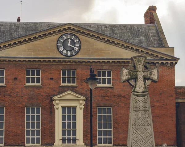 Detailní záběr z Barmy památník se stará budova v pozadí Taunton — Stock fotografie