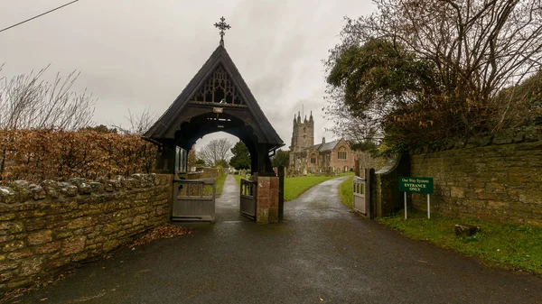 Allerheiligen Kirche lychgate Ostfassade Eingang, religiöse archi — Stockfoto