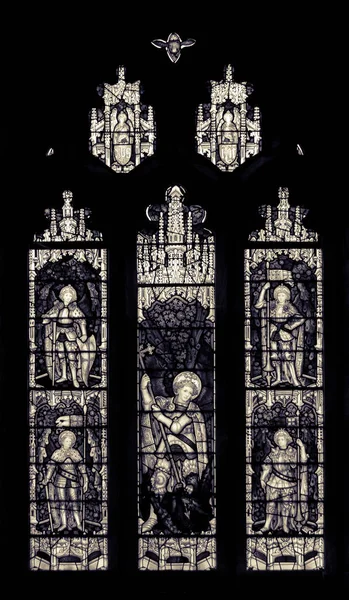 Všech svatých kostelní vitráže západ Bw — Stock fotografie