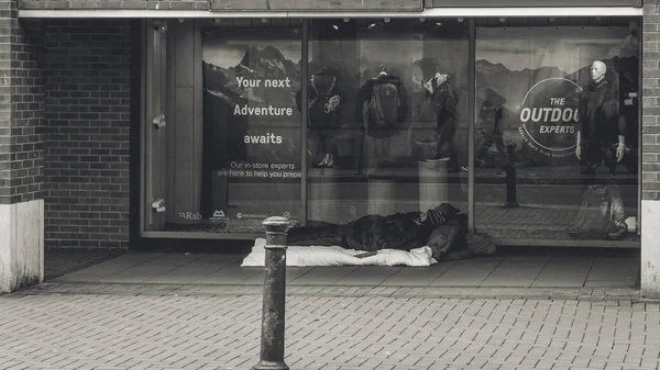 Dakloze slapen buiten winkel — Stockfoto