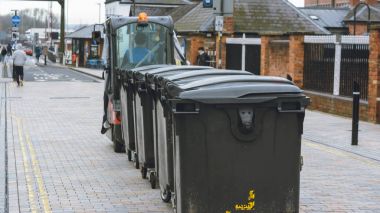 Arkadan görünüş elektrikli araç Gloucester, atık depo gözleri çekme 