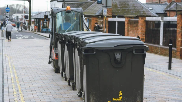 Arkadan görünüş elektrikli araç Gloucester, atık depo gözleri çekme 
