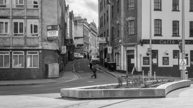 Küçük caddeden aşağı bakıyor