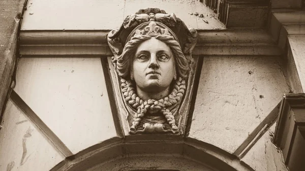Διακοσμημένα Keystone με γυναικείο πρόσωπο — Φωτογραφία Αρχείου