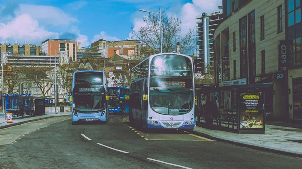 İlk grup Otobüsler şehir merkezinde — Stok fotoğraf
