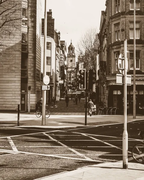 Olhando para baixo Clare Street Bristol em Sepia Tone — Fotografia de Stock