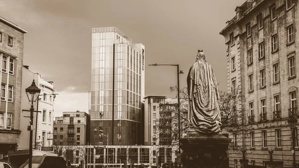 Monumento a la Reina Victoria mirando hacia el Radisson Hotel — Foto de Stock