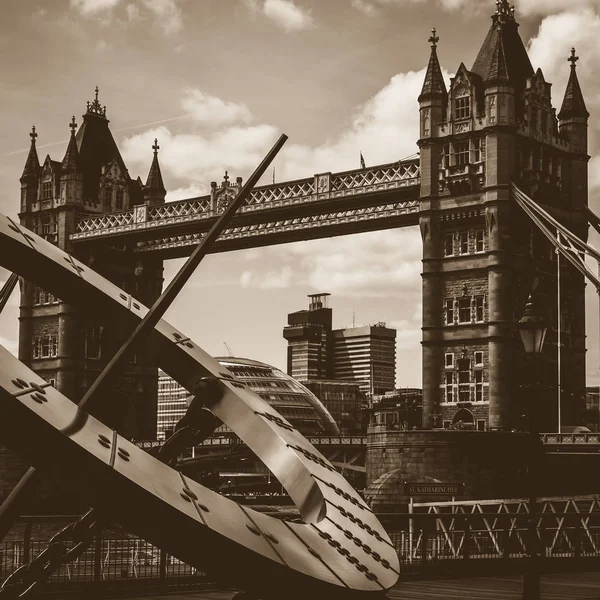 Orologio da Sole con Torre Ponte Londra a Sepia Tone — Foto Stock