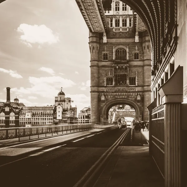 Дивлячись вниз Tower Bridge Лондон — стокове фото