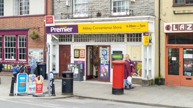 Premier dükkanı Abbey Market Glastonbury şehir merkezinde
