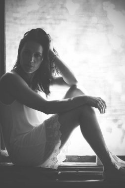 Kadın eve pencerede oturan üzgün