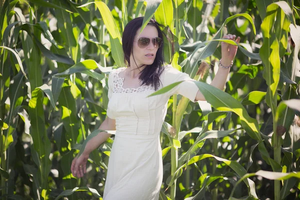 Vintage ruhát viselt a kukorica a területen nő — Stock Fotó