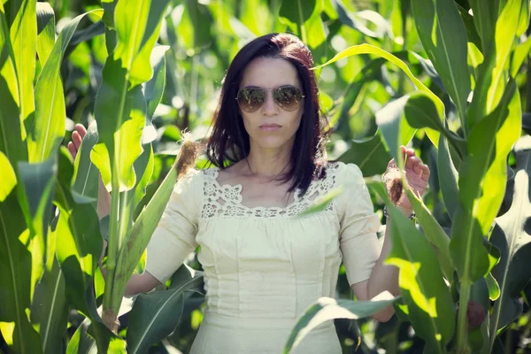 Mujer con vestido vintage en un campo de maíz — Foto de Stock