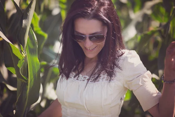 Woman in a corn field — Stock Photo, Image