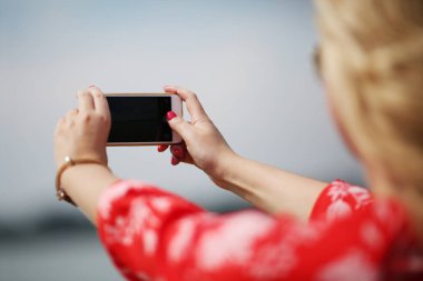 Kırmızı tulum kadında