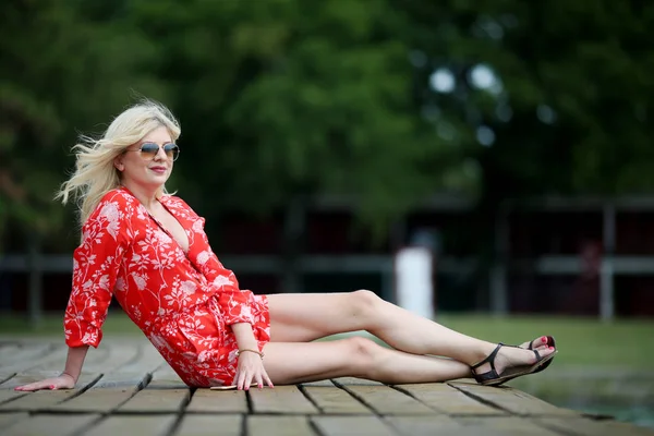 Mulher de macacão vermelho — Fotografia de Stock