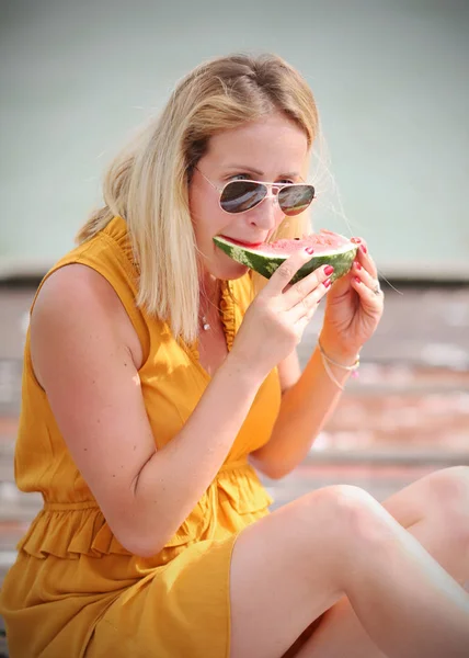 Äta välsmakande vattenmelon — Stockfoto