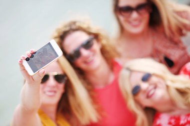 Kadın gölde eğleniyor arkadaşlarım