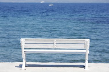 Mavi denizi ve beyaz tezgah kontrast güzel adada yapma