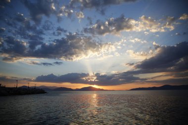 Filtre olmadan deniz üzerinde çarpıcı günbatımı